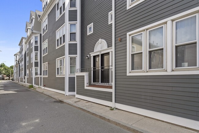 Building Photo - 126 Tudor St