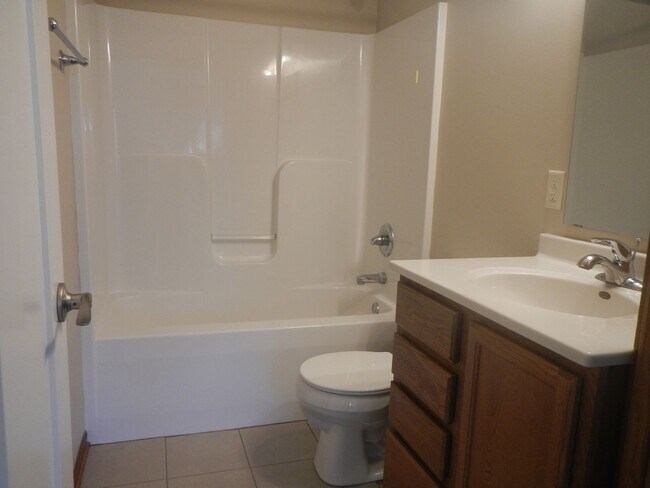Building Photo - Nice 2 Bedroom 2 Bathroom Twinhome in Somerset