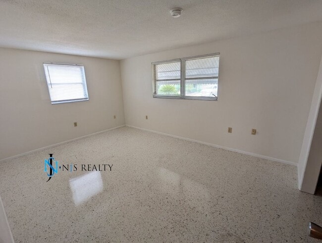 Building Photo - Just Reduced!!  Large open 2/2/1 1378 Sq. ...