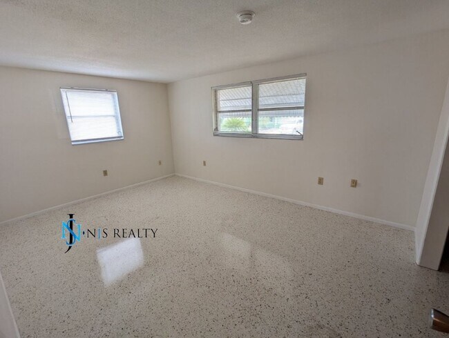 Building Photo - Large open 2/2/1 1378 Sq. Ft. with freshly...