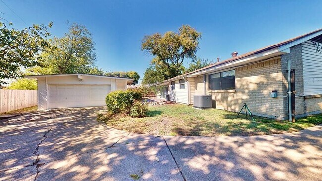 Building Photo - 1008 Wake Dr