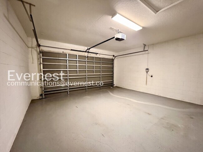 Building Photo - Limited Time Special Offer / 3 Bed, 2 Bath Home with Garage / Pet-Friendly / Vouchers Accepted / ...