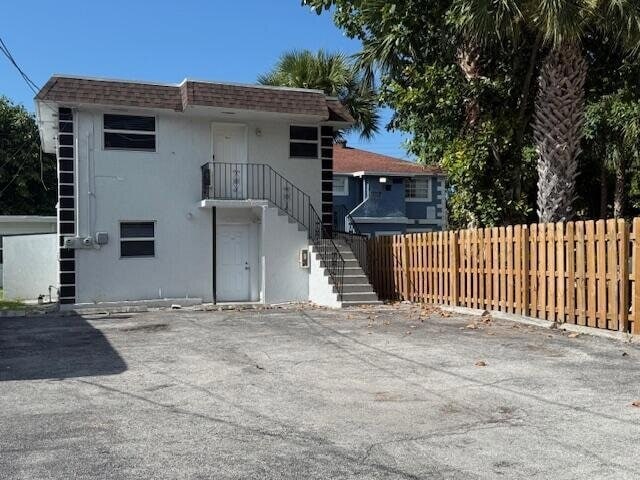 Primary Photo - 302 N Tamarind Ave