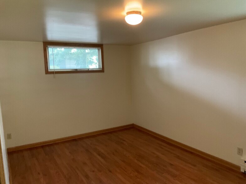 Larger bedroom - 2123 Cameron Ave