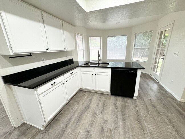 Building Photo - Stunning 4 Bedroom/2.5 Bath Home in Ahwatukee