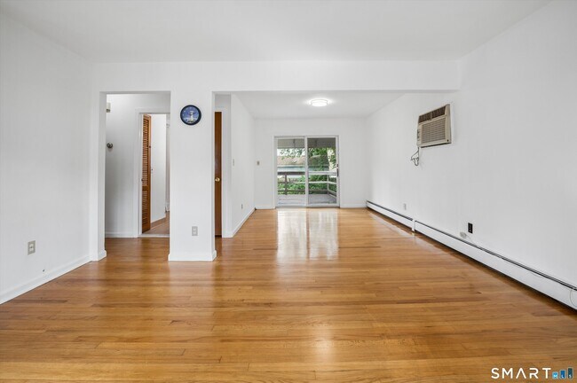 Building Photo - 32 Hollow Wood Ln