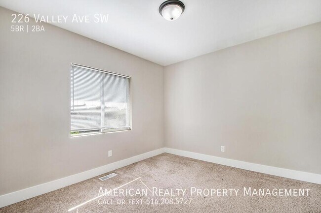 Building Photo - 226 Valley Ave SW