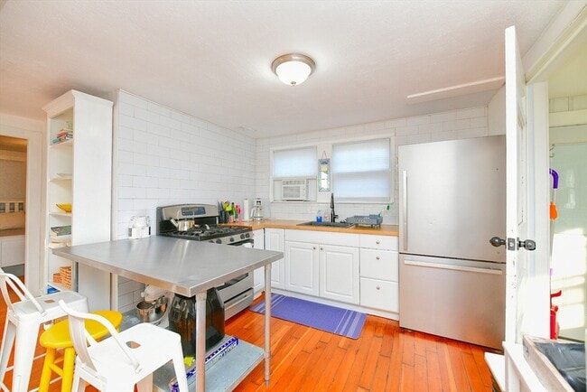 Building Photo - 22 Datewood St
