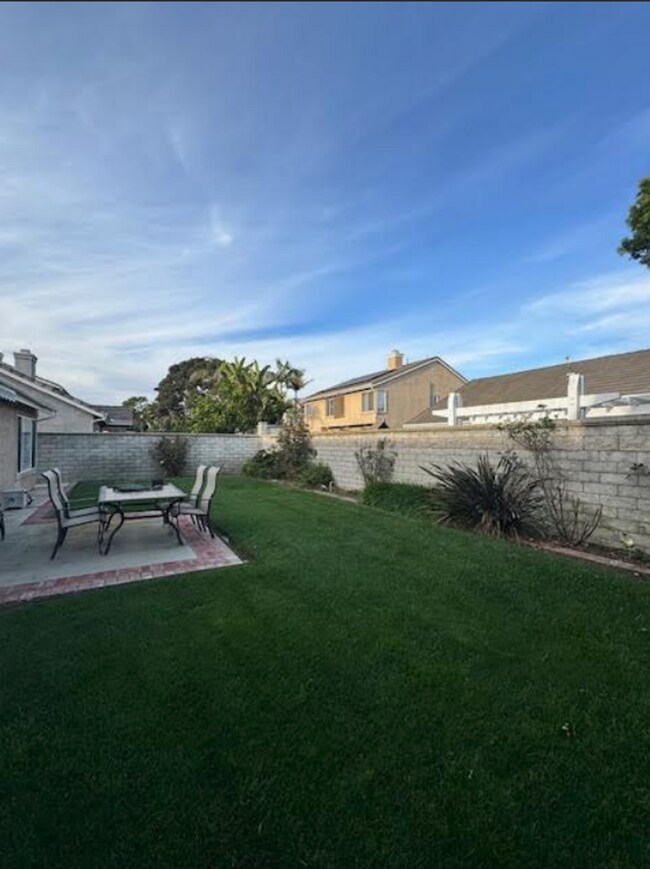 Building Photo - Beautiful 3-bedroom, 2-bathroom home located in Oxnard, CA.
