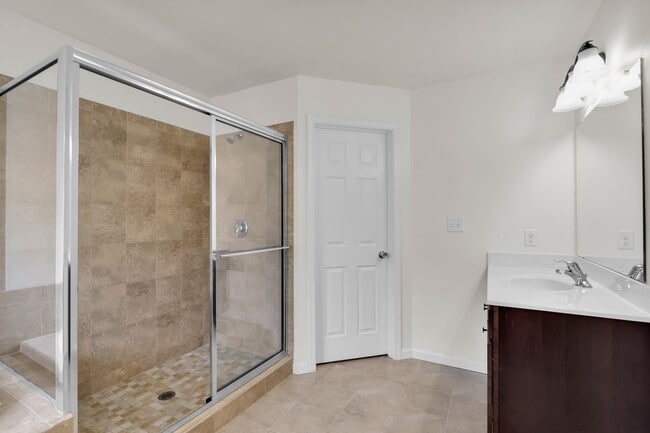 Building Photo - 3 bedroom Townhouse