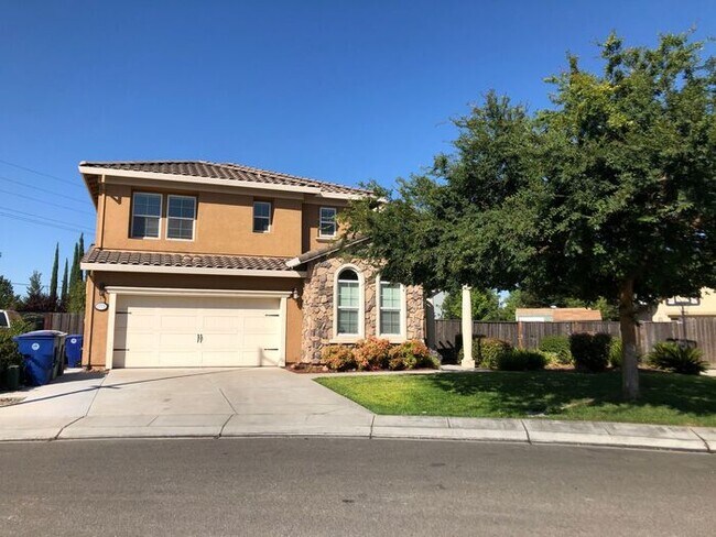 Building Photo - Manteca 4 Bedroom 1/2 bath 2 Car Garage ta...