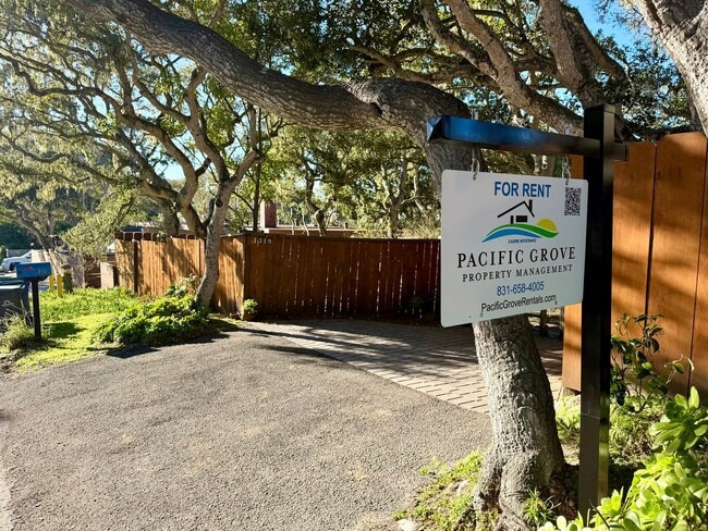 Building Photo - Unique 2 bedroom 2 bath home in Pacific Grove!