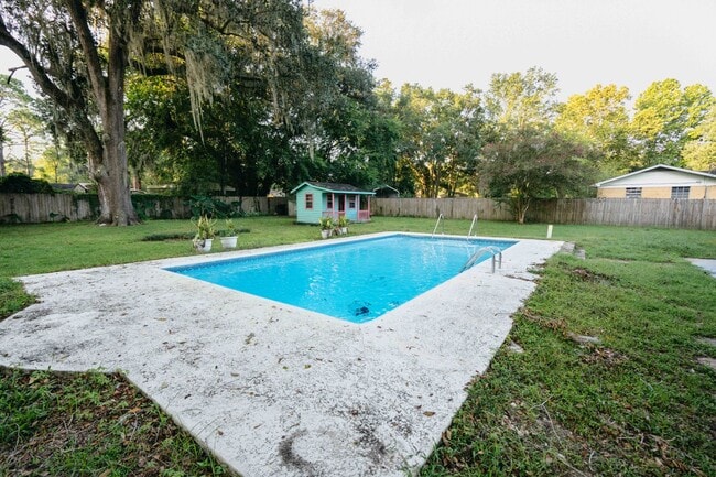 Building Photo - 3/2 Pool Home - Lake Jackson Area