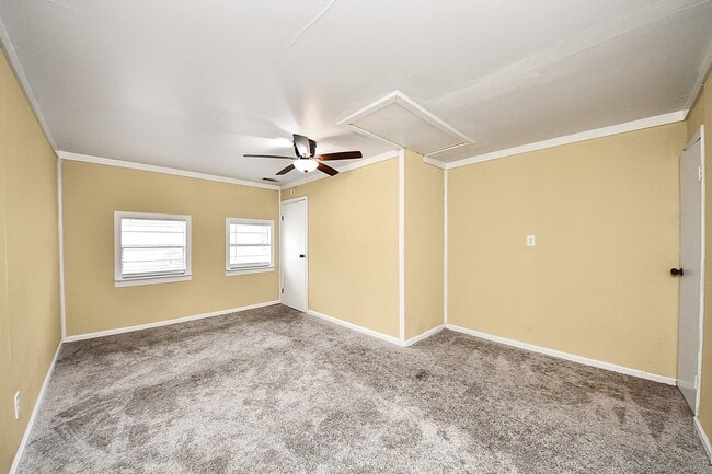 Building Photo - 2614 Village Cir Dr