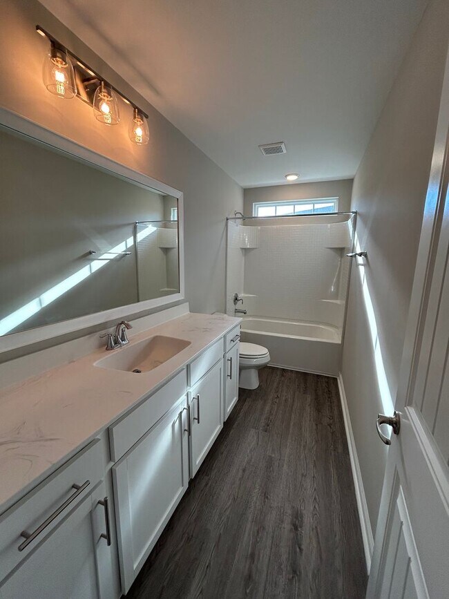 Building Photo - Spacious End Unit in Prime Location!