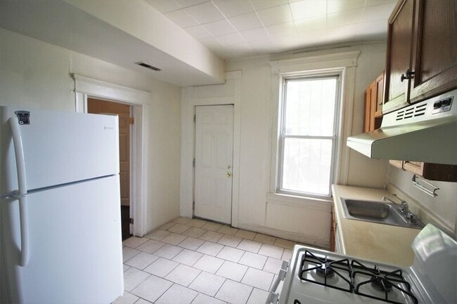 Building Photo - 225 W 29th St