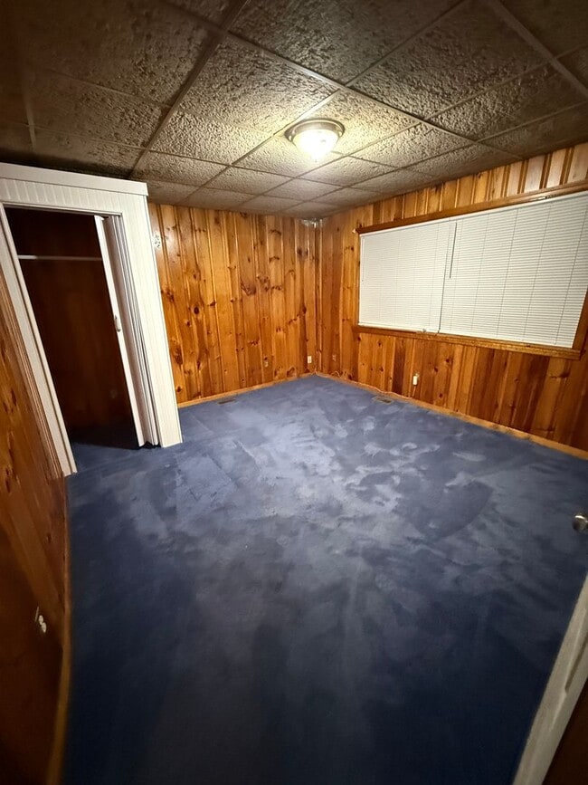 Building Photo - Three Bedroom Two Bath Home in Huntington