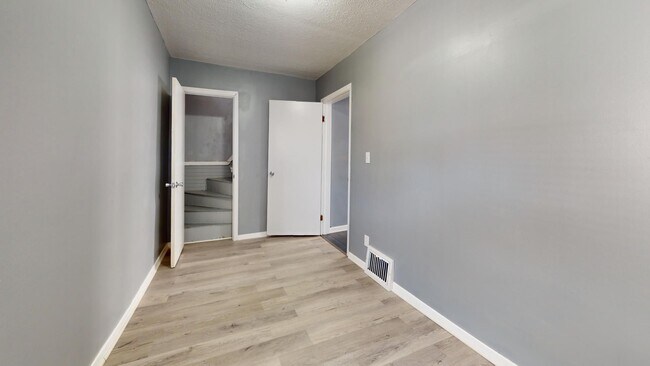 Building Photo - ** AVAILABLE OCTOBER 2025 *** Old Brooklyn...