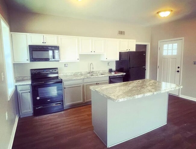 Building Photo - Charming All Brick Home!