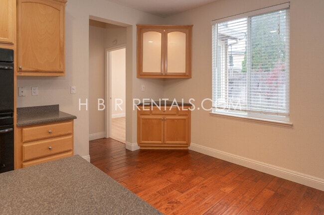 Building Photo - MANTECA RENTAL 4 BEDROOM OUTDOOR PIZZA OVEN in beautiful rear yard