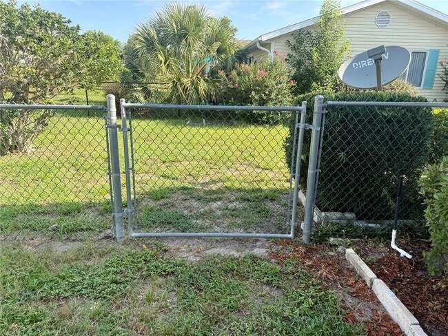 Building Photo - 10948 SW 83rd Ave