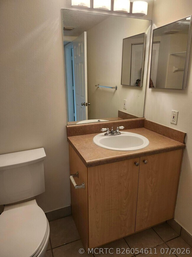 Building Photo - 1009 Villa Cir