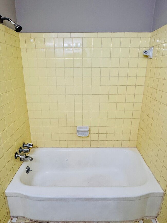 Building Photo - Move-in Ready ! Bright 3 Bedroom