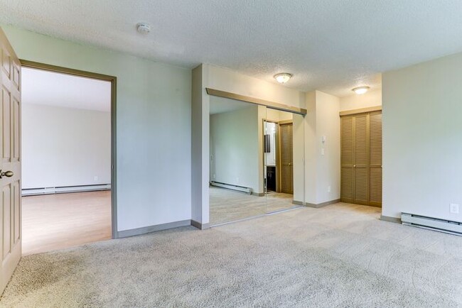 Building Photo - HUGE 1bed/1bath Downtown Living Available ...