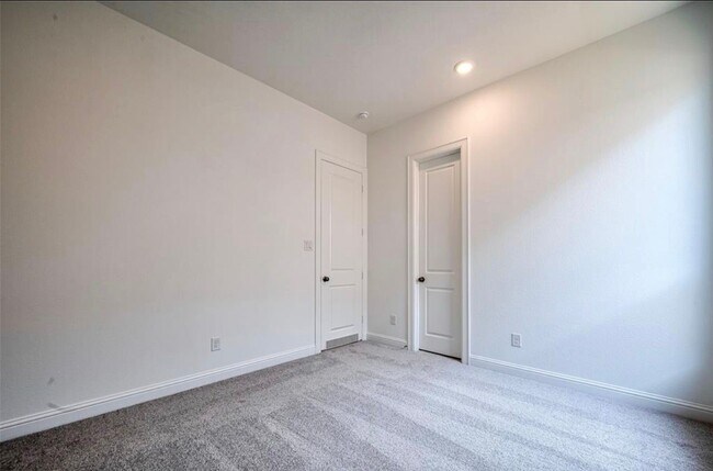 Building Photo - 6715 Iron Clover Dr