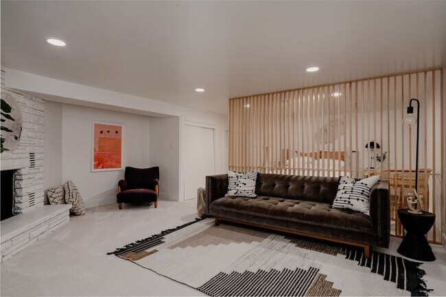 Building Photo - Chic 3BD, 3BA Mid-Century Home in Wheat Ri...