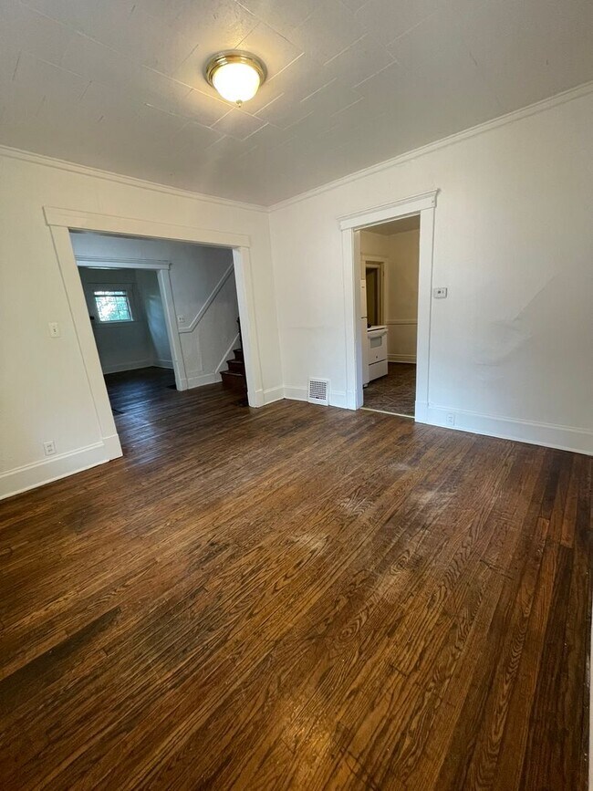 Building Photo - Spacious Home Near U-M | Enclosed Porch, In-Unit Laundry, & On-site Parking!