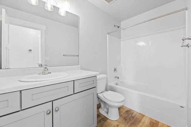 Building Photo - 6 Bedroom 3.5 Bathroom House in Saratoga Springs!