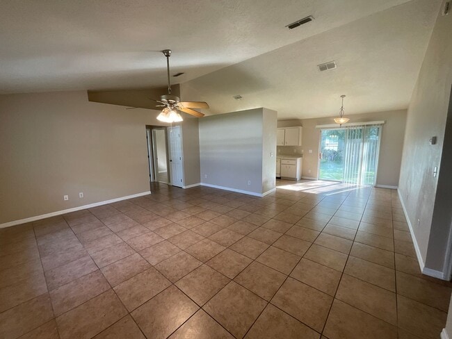 Building Photo - *** NOT AVAILABLE TO SHOW BEFORE MAY 15TH *** Great Location - SE Ocala Home 3/2/2 **Won't Last***