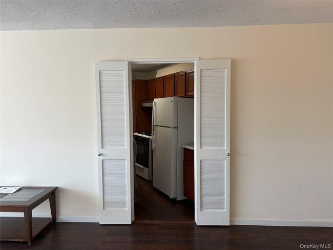 Building Photo - 2 Bay Club Dr