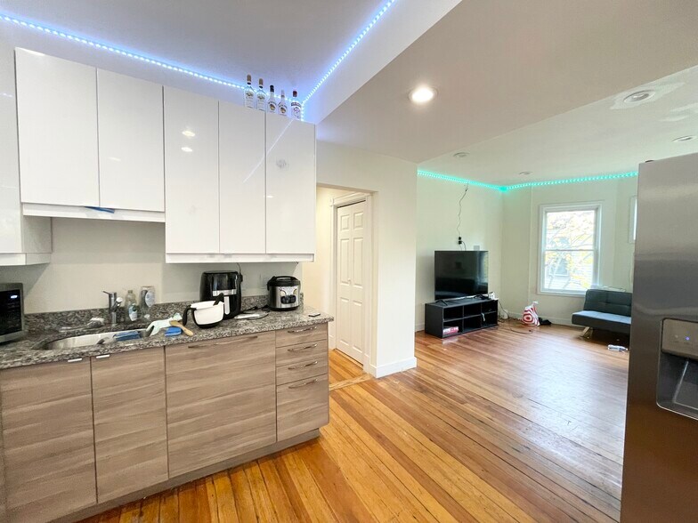 Building Photo - 112 Hillside St