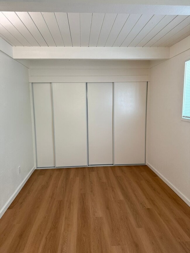 Building Photo - Updated ground-floor 1-bed 1-bath garden apartment in a gated property near N Berkeley BART