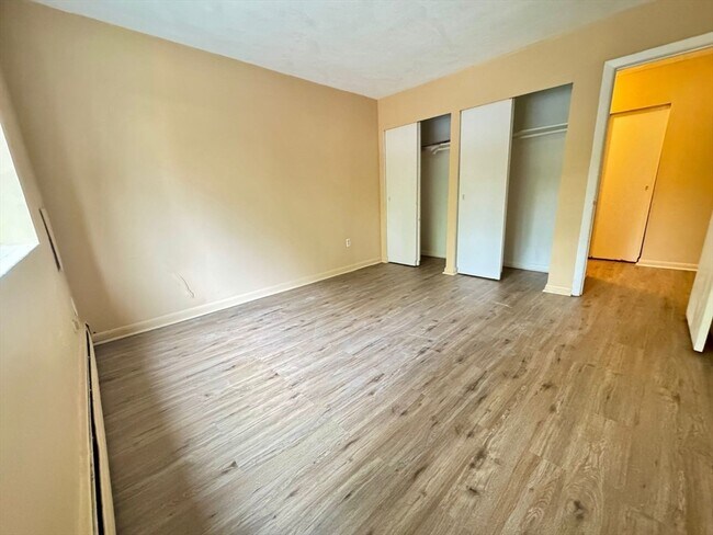 Building Photo - 32 Whites Ave