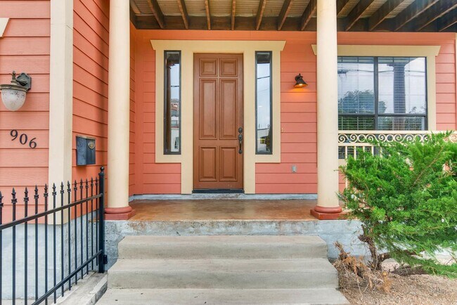 Building Photo - 906 Juniper St, Austin, Texas 78702