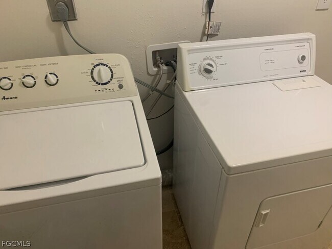 Building Photo - 600 Squire Cir