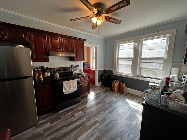 Building Photo - 1st Floor Apartment in Ideal West Hartford...