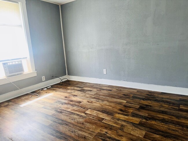 Building Photo - 3 bedroom one bath