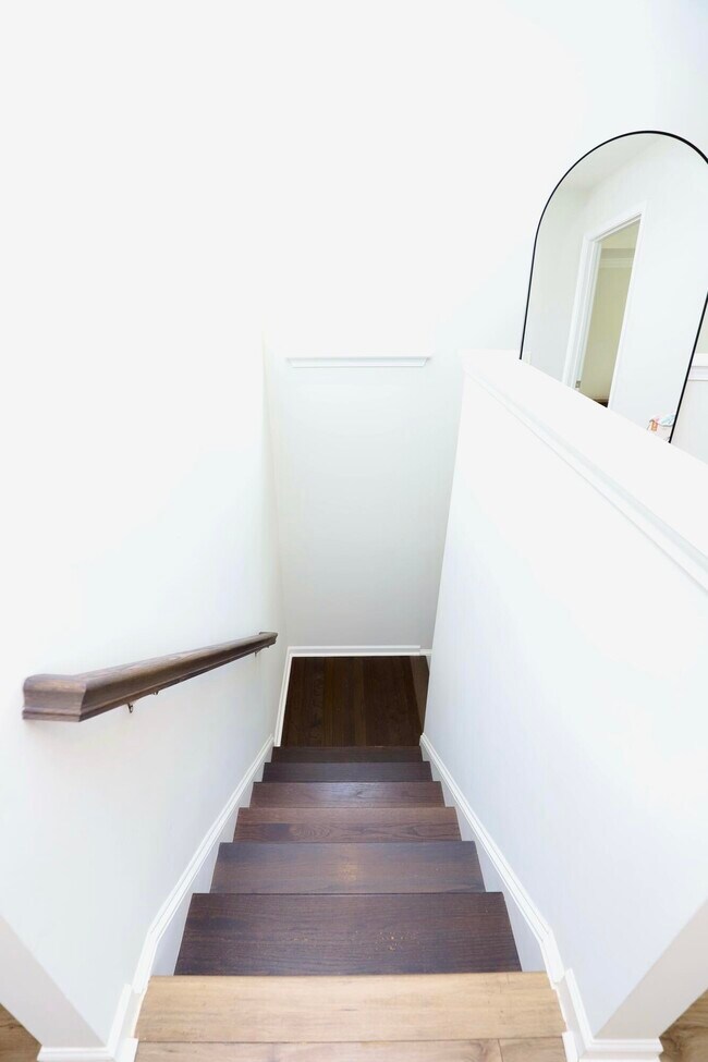 Building Photo - 1052 Ashcroft Cir