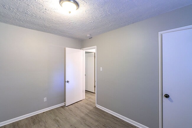 Building Photo - 3 bedroom 1 bath in Valley Station!