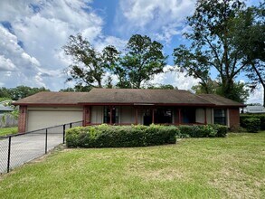Building Photo - Fantastic 3/2 Sorrento Home with HOA!