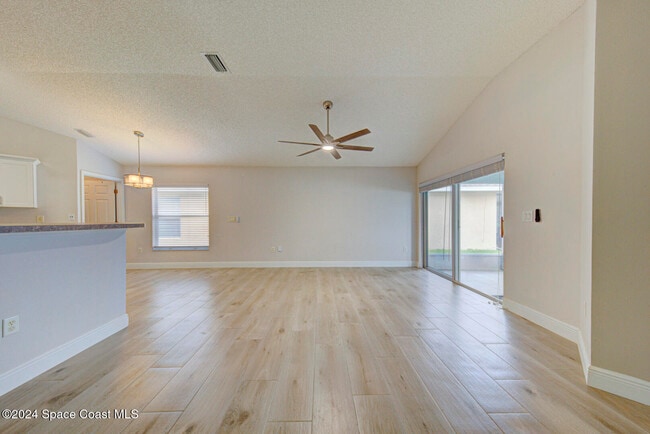 Building Photo - 1085 Sedgewood Cir
