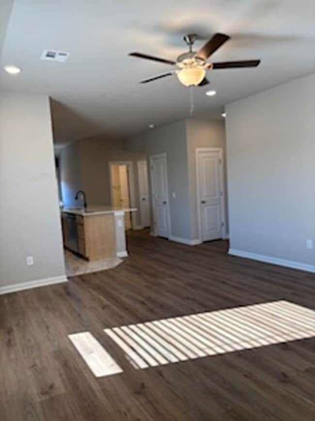 Building Photo - Charming Home!