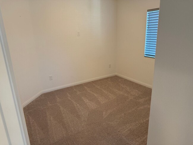 Building Photo - Large Southern Highlands Tri-Level Home. P...