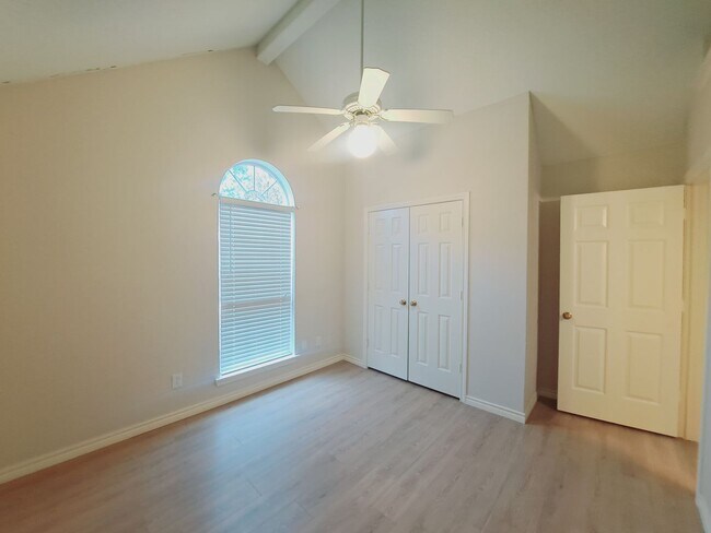 Building Photo - Beautiful 4/3/2 with Sparkling Pool!