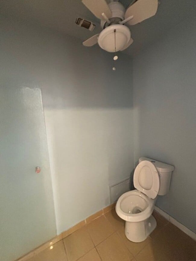 Building Photo - Clean 3 Bedroom / 2 Bathroom Home near Pac...