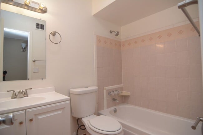 Building Photo - Charming 4 Bedroom 2 Bath House! South Tucson Location! Close to the 1-19!